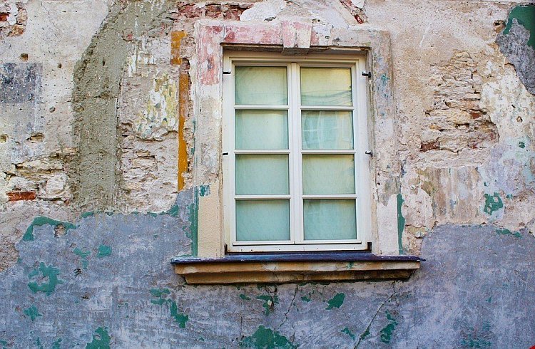 Defekter Außenputz mit altem Fenster - © Defekter Außenputz mit altem Fenster