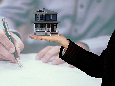 Sie servieren Kunden ihren Immobilientraum auf dem Silbertablett: Makler haben in der Gesellschaft eine umstrittene Position. - Pixabay.com © Tumisu CCO Public Domain