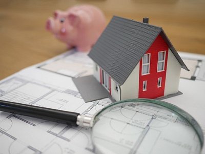 Wenn die eigene Immobilie in Gefahr ist, erweist sich finanzieller Rat als sehr wichtig. - @ Scott Webb / Unsplash.com