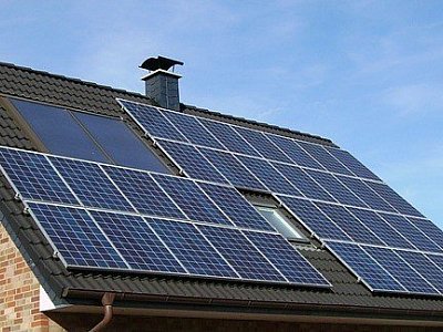 Abbildung 2: Mit Solarpanels auf dem Dach lässt sich der Energieverbrauch aus klassischen Quellen deutlich senken. - @ skeeze (CC0-Lizenz) / pixabay.com