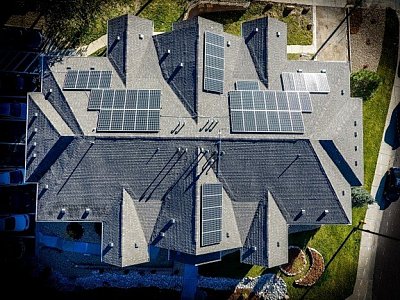 Sonnenkollektoren auf Mehrfamilienhaus - ecosolarceo via pixabay
