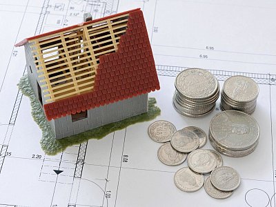 Der Kauf oder Bau eines Eigenheims ist nur mit dem nötigen „Kleingeld“ möglich. - Bildquelle: pixabay.com © anncapictures (CCO Creative Commons)