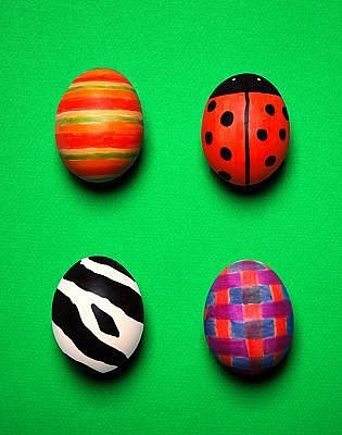 Bunte Eier gehören tradtionell zur Osternzeit. - © Iva Villi