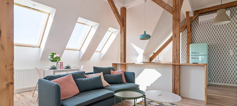 <p>Bright attic living room with textile sofa and coffee table</p> 
- © Daniel J?dzura - stock.adobe.com
