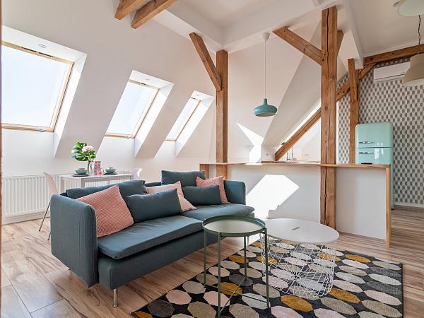 attic living room with textile sofa and coffee table - Daniel J?dzura - stock.adobe.com