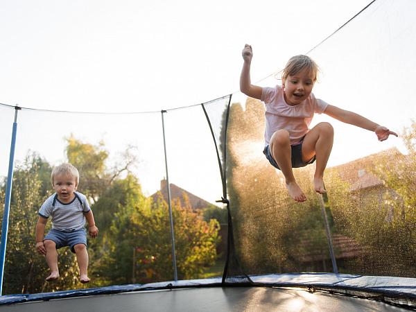 Kids jumping high on trampoline - Martinan - stock.adobe.com