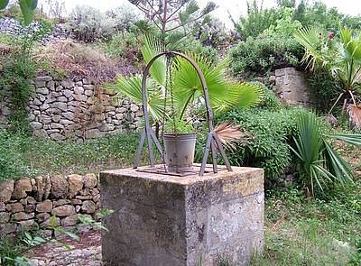 Das Wasser im Brunnen kann z.B. zum Gießen des Gartens genutzt werden und spart somit kostbares Trinkwasser aus der Leitung. - © DonSaru - Fotolia.com