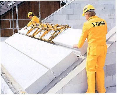 Die Experten zeigen, wie es funktioniert: Selbst das Dach lässt sich heute von Laien problemlos einrichten. - © Ytong