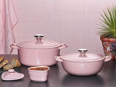 Die Firma Le Creuset bringt nun einige ihrer Töpfe und Kochutensilien im Ton Chiffon Pink heraus. - © Le Creuset