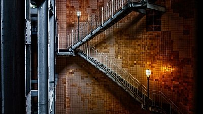 Beängstigender düsterer Treppenflur - © Bildquelle: Peter H. via pixabay