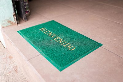 Eine schöne Fußmatte wirkt einladend und hilft dabei, den Eingangsbereich sauberer zu halten, wenn jeder, der hereinkommt, die Fußmatte auch wirklich benutzt. - Pixabay © cparks (CC0 Public Domain)