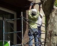 Ohne Gerüst sind manche Arbeiten an Fassade und Bausubstanz einfach nicht möglich. - © fuxart - Fotolia.com