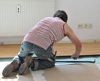 Erst wenn einige Vorarbeiten erledigt sind, kann der Fußboden verlegt werden. - © jörn buchheim - Fotolia.com