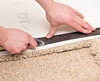 Kleinere Reparaturen wie zum Beispiel an Teppichen können vor der Wohnungsübergabe selbst durchgeführt werden. - © BanksPhotos - istockphoto.com