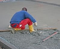 Bei bestimmten Bodenbelägen ist eine Betonbodenplatte erforderlich. - © idee23 - Fotolia.com