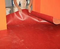Fußbodenbelag muss fachgerecht verlegt werden, sonst kann es zu Mängeln wie Geruchsbildung kommen. - © rossler - Fotolia.com