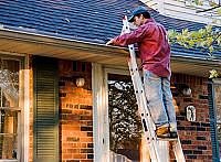 Die Reinigung der Dachrinne gehört für Hausbesitzer zu den notwendigen Arbeiten im Frühjahr. - © gmcgill - Fotolia.com