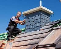 Bei Arbeiten an Dach und Schornstein steht Sicherheit an erster Stelle. - © contrastwerkstatt - Fotolia.com