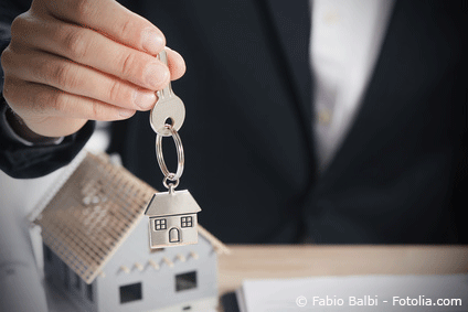 Schlüsselübergabe für eine Hausvermietung in Sachsen
